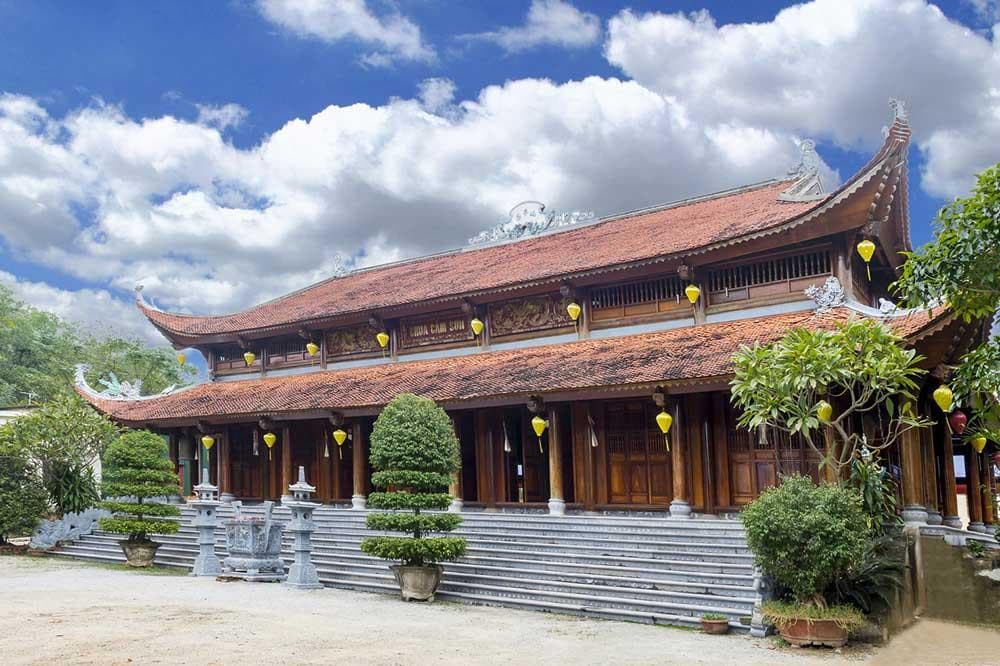 Chùa Cầm Sơn là ngôi chùa cổ hơn 600 năm tuổi tọa lạc trên núi Thiên Cầm